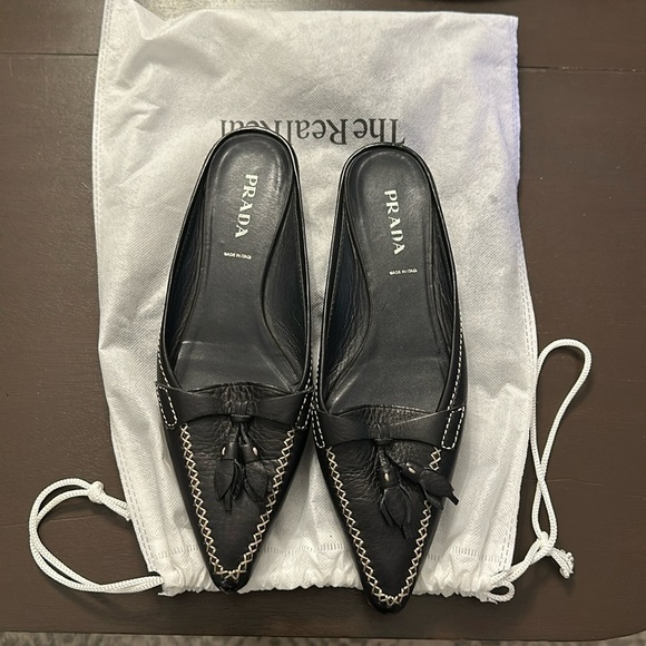 Selling a pair of Prada shoes, size 39, good condition. - Picture 1 of 4